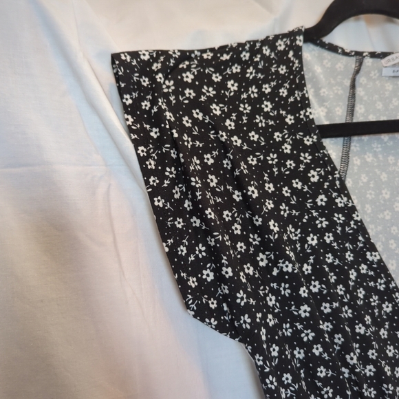 🆕Urban Outfitters Black/White Daisy Floral Tiered Mini Dress w/Flutter Sleeves - Picture 5 of 13